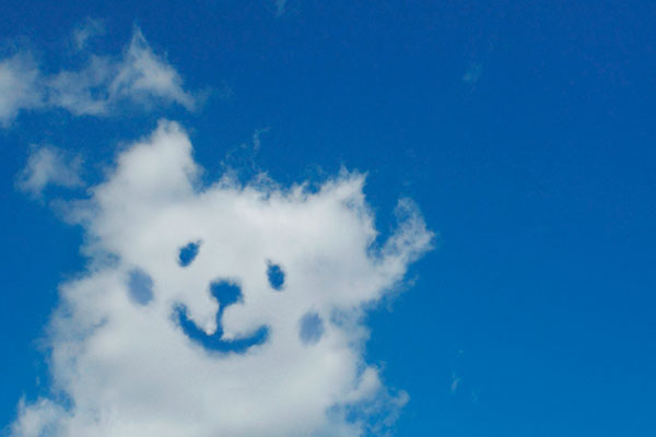 空に浮かぶ犬の形をした雲